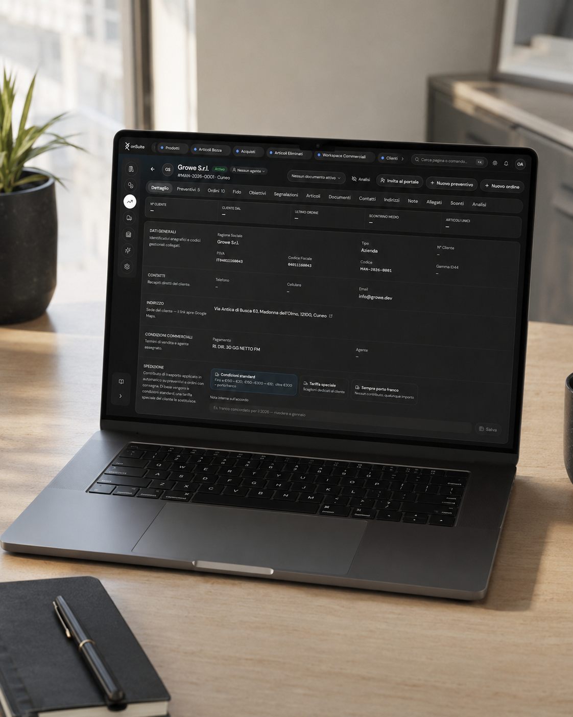 Scheda cliente di onSuite su laptop: condizioni commerciali, pagamento e regole di spedizione del cliente, quelle che fanno il prezzo.